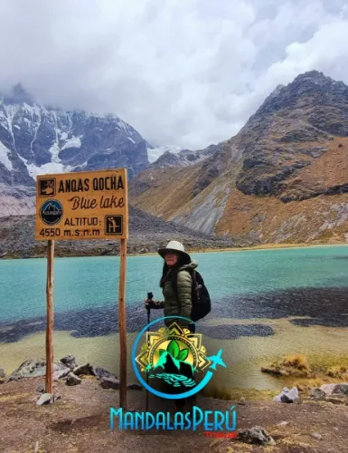 Turista-visitando-7-Lagunas-en-Cusco | Mandalas-Peru-Travel