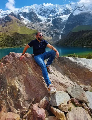 turista-posando-en-Laguna-Humantay-en-Cusco | Mandalas Peru Travel