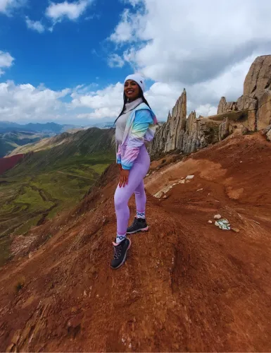 Turista posando en Montaña de Palcoyo | Mandalas Peru Travel