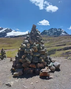 apacheta-en-la-montaña-de-colores | Mandalas-Peru-Travel