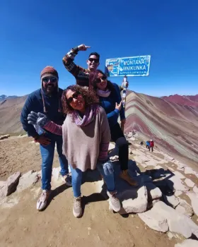 turistas-en-la-montaña-7-colores | Mandalas-Peru-Travel