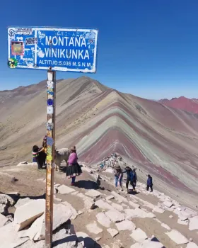 montaña-7-colores-con-su-letrero | Mandalas-Peru-Travel