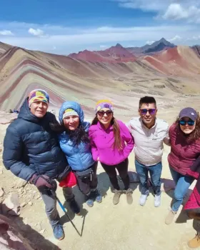 foto-grupal-en-la-montaña-7-colores | Mandalas-Peru-Travel