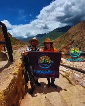 turista-en-salineras-de-maras | Mandalas-Peru-Travel