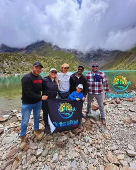 turistas-en-la-laguna-humantay | Mandalas-Peru-Travel