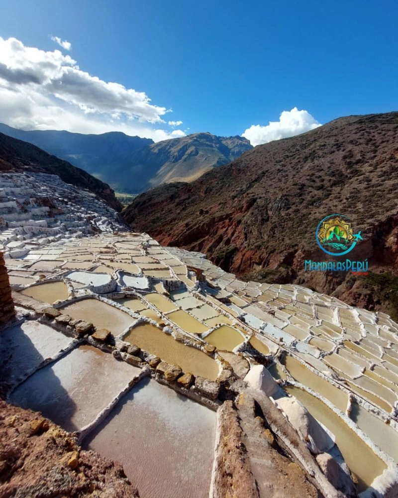 Salineras de Maras sal que brilla entre montañas