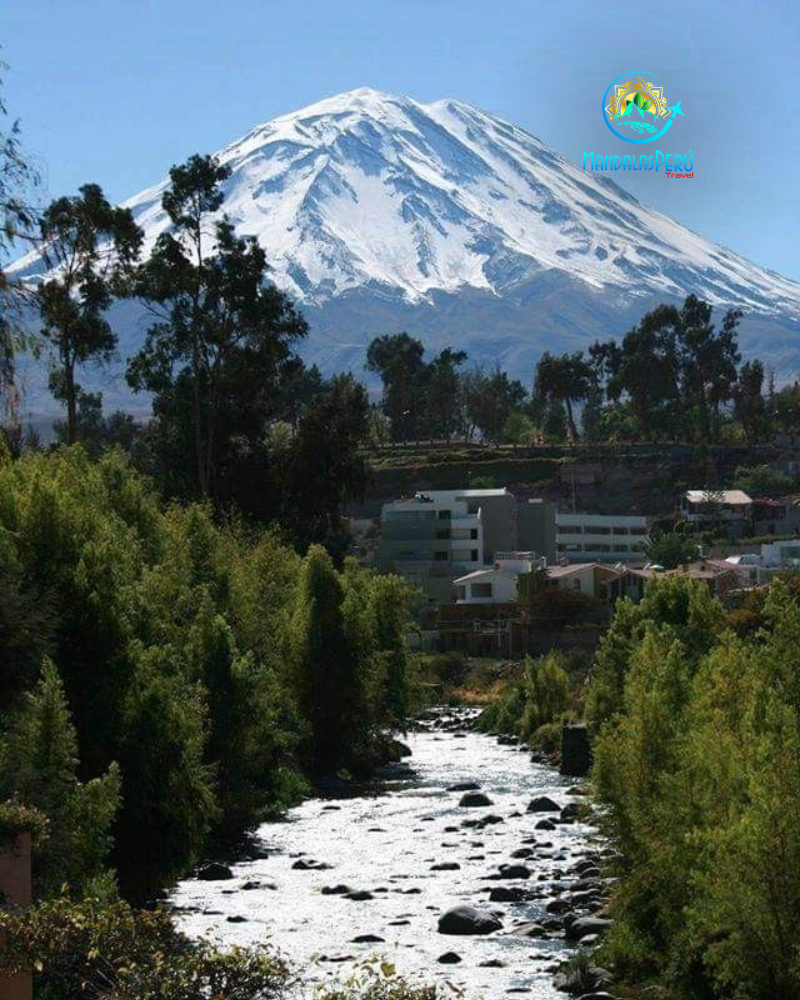 Vista panorámica del Volcán Misti desde la ruta norte durante el tour de 2 días y 1 noche desde Arequipa.