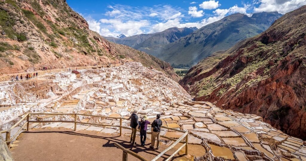Salineras de Maras Cusco con turistas caminando por los miradores del Valle Sagrado