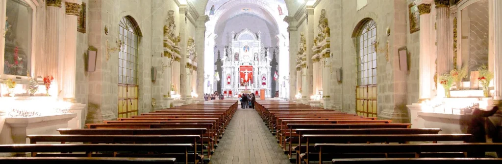 Catedral de Puno ubicada en la Plaza de Armas, destacada joya del arte barroco andino y uno de los principales monumentos históricos de la ciudad.