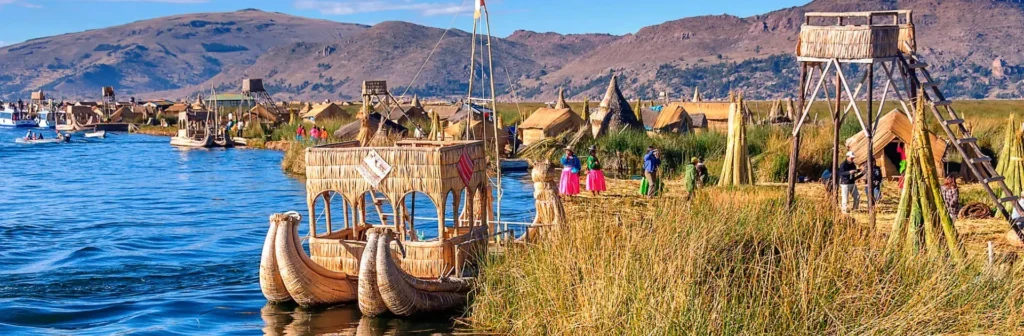 Vista del Lago Titicaca, el lago navegable más alto del mundo, ubicado entre Perú y Bolivia, rodeado de paisajes andinos y comunidades tradicionales.