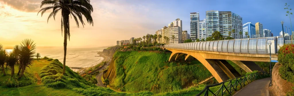 Vista del distrito de Miraflores en Lima, zona turística moderna frente al océano Pacífico