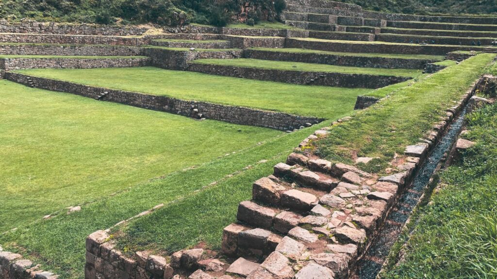 Escalinatas de piedra y fuentes de agua en Tipón Cusco, templo del agua del Valle Sur del Perú.