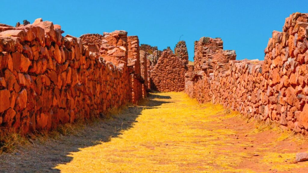 Muros de piedra de Pikillacta Cusco, ciudad preinca de la cultura Wari en el Valle Sur del Perú.