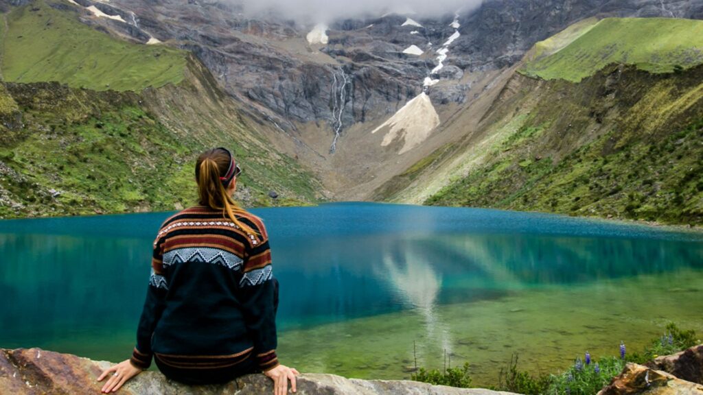 Viajero disfrutando la Laguna Humantay – qué empacar para un viaje al Perú