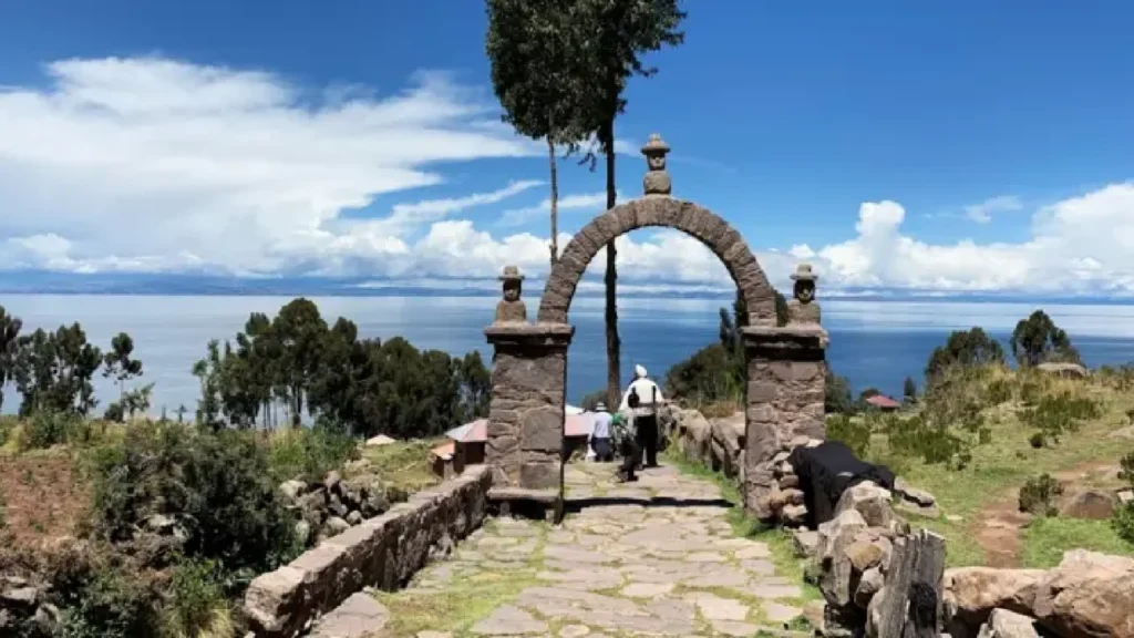 Isla de Taquile en el Lago Titicaca, Puno, Perú, mostrando paisajes, cultura y tradiciones locales