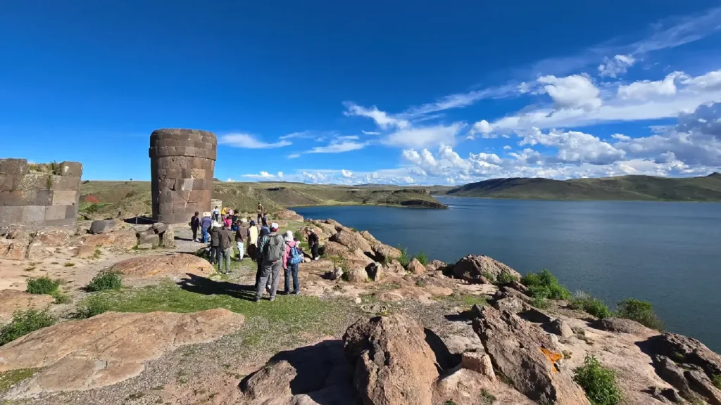 Chullpas de Sillustani con vista al Lago Umayo en Puno