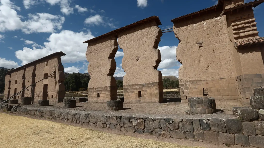 Templo de Wiracocha en Raqchi con su estructura principal y muros monumentales