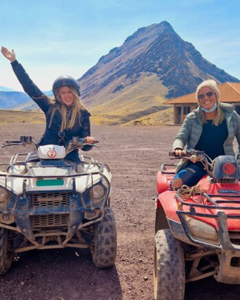 cuatrimotos valle rojo y montaña de colores