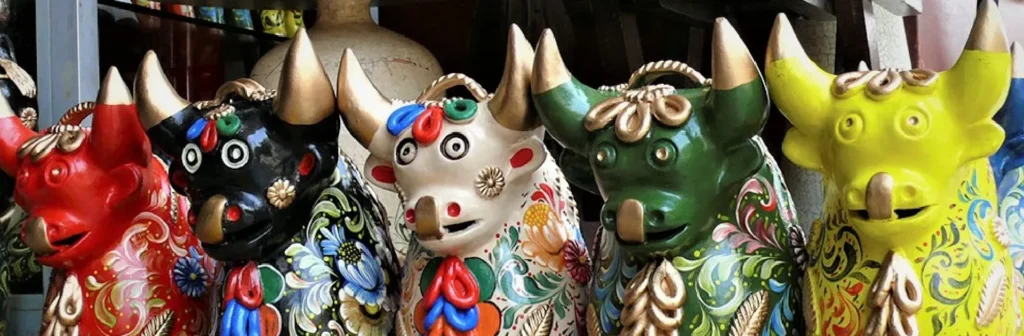 Toritos de Pucará, cerámica artesanal tradicional del sur del Perú, símbolo de protección, abundancia y prosperidad en los hogares andinos.