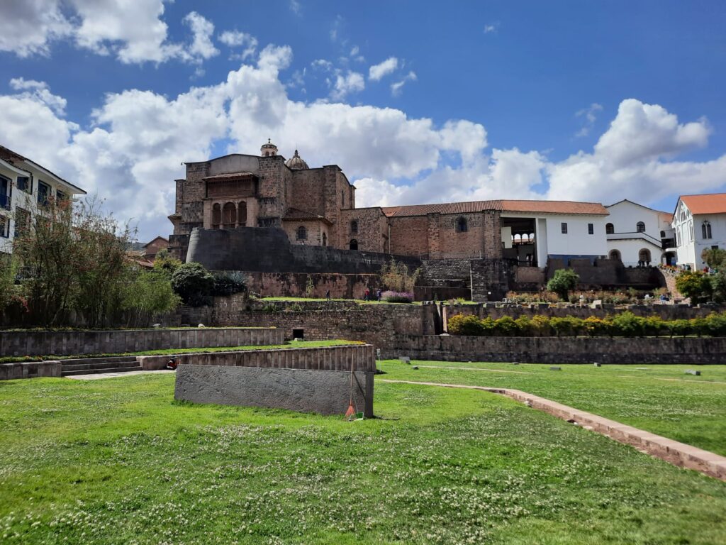 Qorikancha Cusco visto desde el exterior, antiguo Templo del Sol del Imperio Inca.