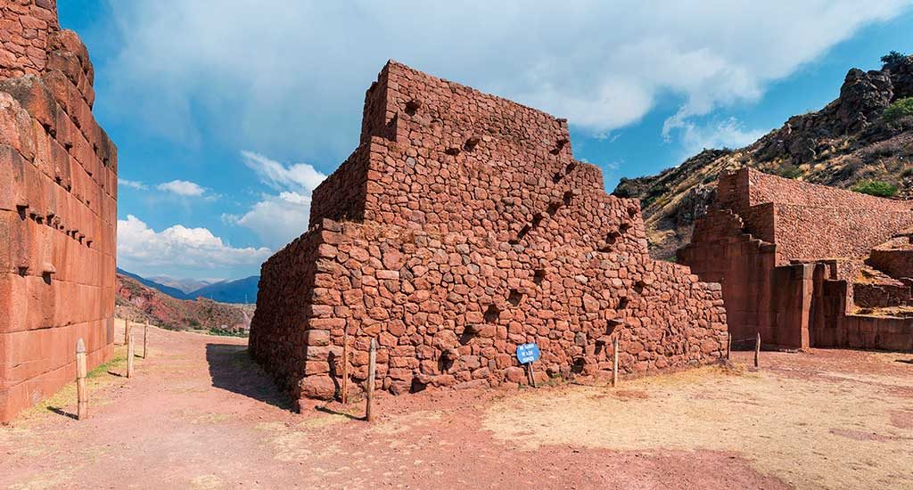 Muros de piedra del sitio arqueológico Pikillacta Cusco, ciudad preinca de la cultura Wari en el Valle Sur del Perú.