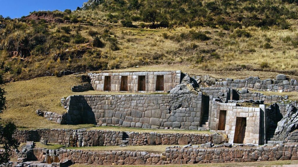 Vista panorámica del sitio arqueológico de Tambomachay Cusco con sus terrazas y muros incas.