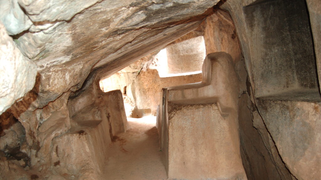 Altar subterráneo de Qenqo Cusco tallado en roca, parte del City Tour Cusco.