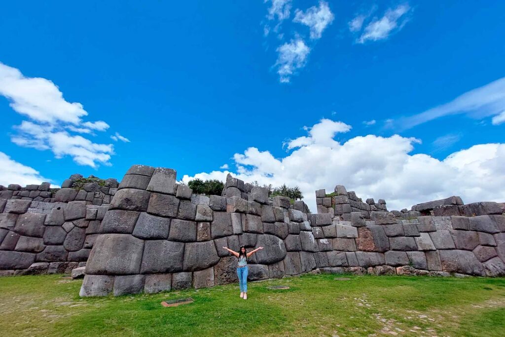 Turistas recorriendo Sacsayhuamán durante el City Tour en Cusco con Mandalas Peru Travel