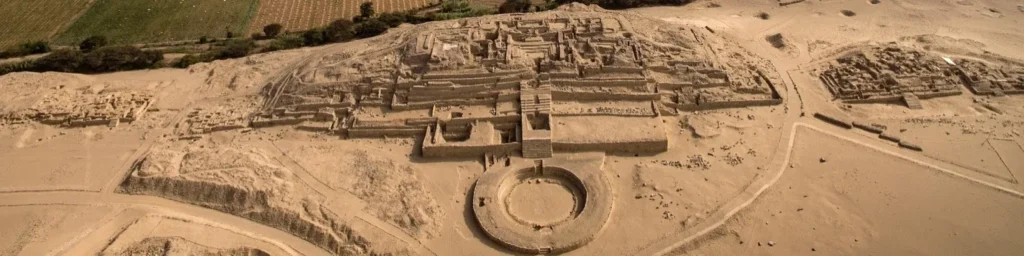 Ciudad Sagrada de Caral, centro ceremonial de la civilización más antigua de América en el valle de Supe, Perú