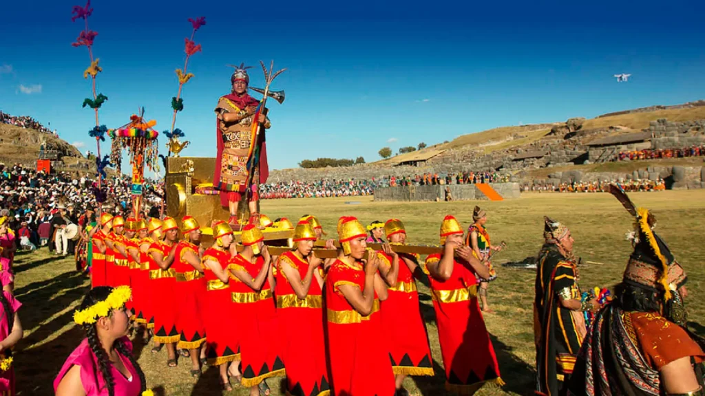 Representación del Inti Raymi en Cusco con el Sapa Inca y danzantes durante la ceremonia en Sacsayhuamán.