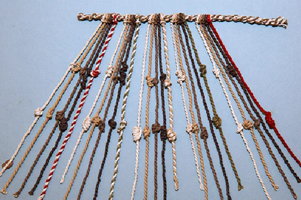 Los khipus fueron un sistema de registro utilizado por los incas, compuesto por cuerdas de distintos colores y nudos que representaban información numérica y administrativa. A través de ellos, el Imperio Inca llevaba el control de tributos, censos y organización social, demostrando un avanzado conocimiento matemático y administrativo.