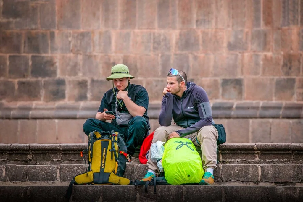 Turistas descansando y aclimatándose en la ciudad del Cusco antes de realizar tours a Machu Picchu, Laguna Humantay y Montaña de 7 Colores.