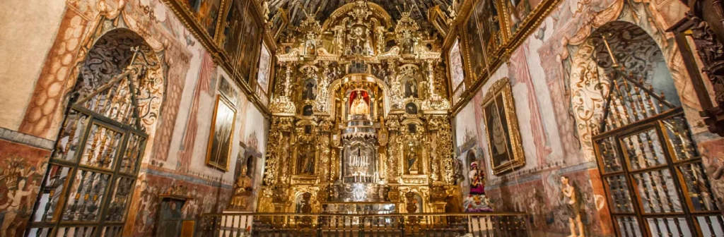 Capilla de Andahuaylillas, conocida como la Capilla Sixtina de América, con murales coloniales y arte barroco andino en Cusco