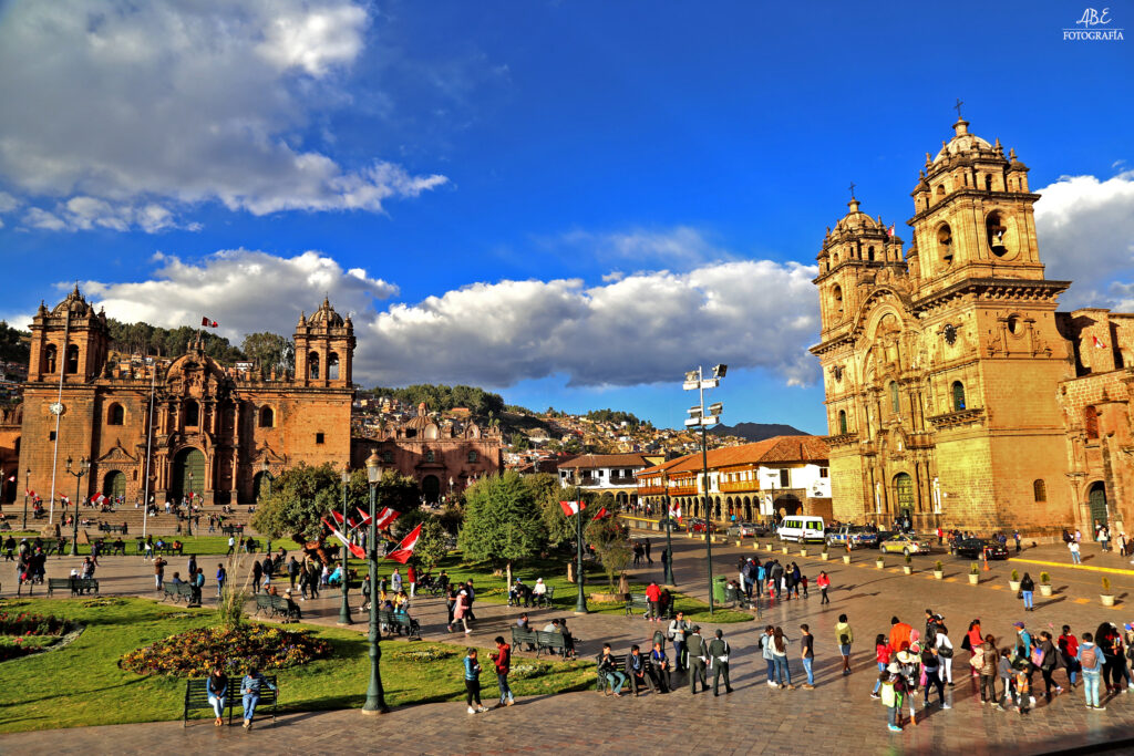 Plaza de Armas del Cusco con su catedral y arquitectura colonial