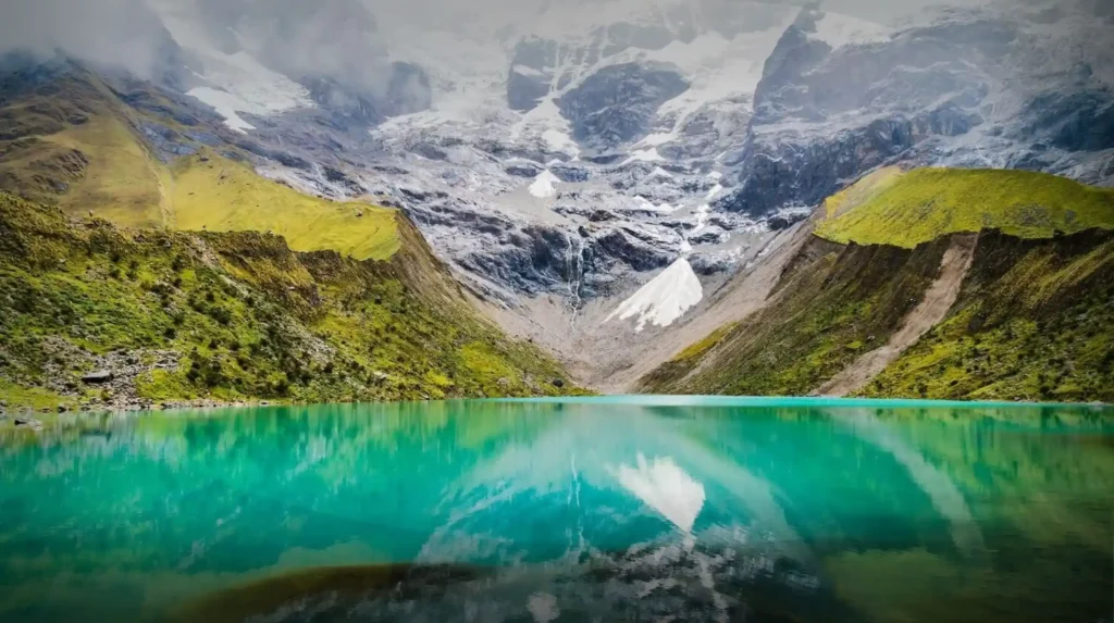usco paisaje andino con montañas, laguna turquesa y nevado ideal para viajeros aventureros en Perú