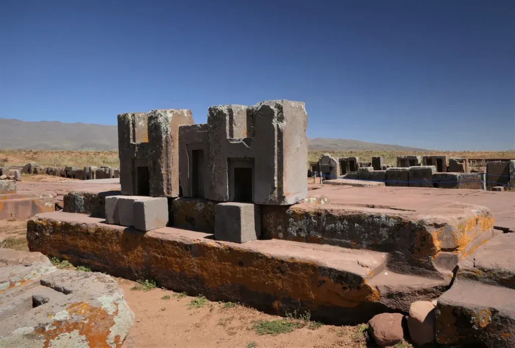 cultura Tiahuanaco Tiwanaku sitio arqueológico lago Titicaca turismo cultural