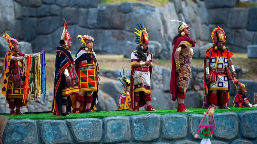 Vestimenta tradicional de la época inca en Perú con textiles andinos y atuendos históricos del Imperio Inca