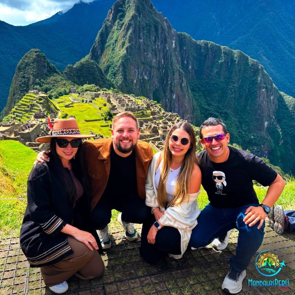 Grupo de turistas recorriendo los senderos empedrados de Machu Picchu con un guía