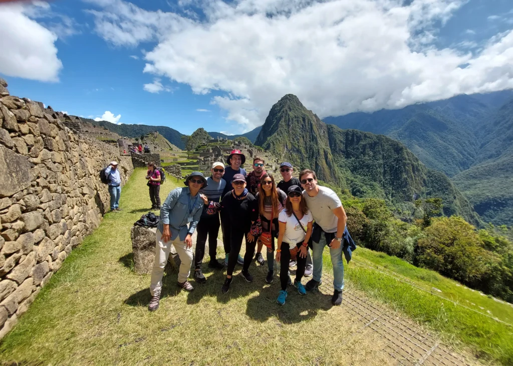 Turistas listos para su boleto Machu Picchu 2027